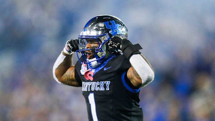 Kentucky Wildcats running back Ray Davis (1) flexes after he scored the Wildcats' first touchdown