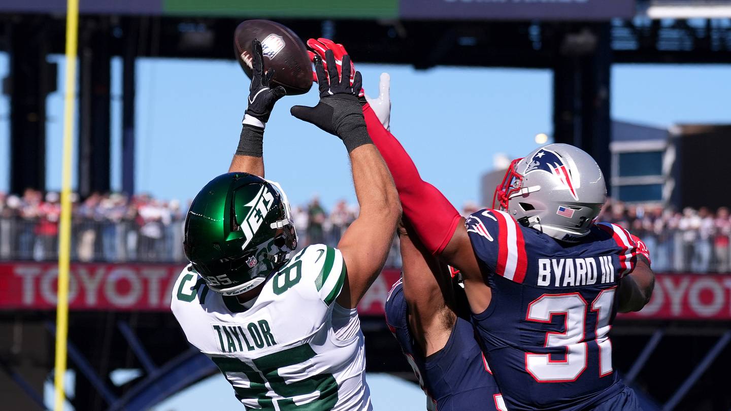 4 Studs & 4 Duds in Jets' Week 6 Loss to Patriots: Aaron Glenn fumbles, David Bailey Shines