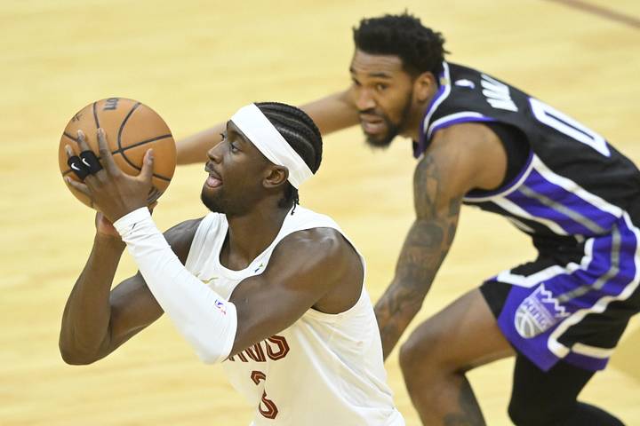 Cleveland Cavaliers guard Caris LeVert (3) shoots beside Sacramento Kings guard Malik Monk (0) in the third quarter