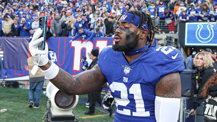 Jan 1, 2023; East Rutherford, New Jersey, USA; New York Giants safety Landon Collins (21) addresses social media on a smart phone after defeating the Indianapolis Colts at MetLife Stadium. Mandatory Credit: Vincent Carchietta-Imagn Images
