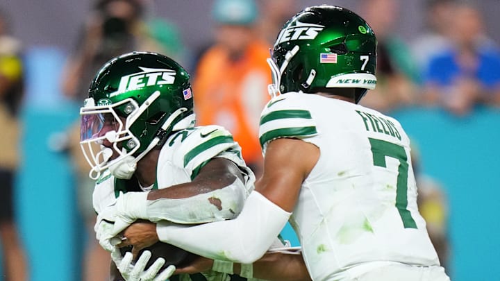 Sep 29, 2025; Miami Gardens, Florida, USA; New York Jets quarterback Justin Fields (7) hands the ball off to running back Breece Hall (20) during the first half at Hard Rock Stadium. Mandatory Credit: Rich Storry-Imagn Images Sep 29, 2025; Miami Gardens, Florida, USA; New York Jets quarterback Justin Fields (7) hands the ball off to running back Breece Hall (20) during the first half at Hard Rock Stadium. Mandatory Credit: Rich Storry-Imagn Images