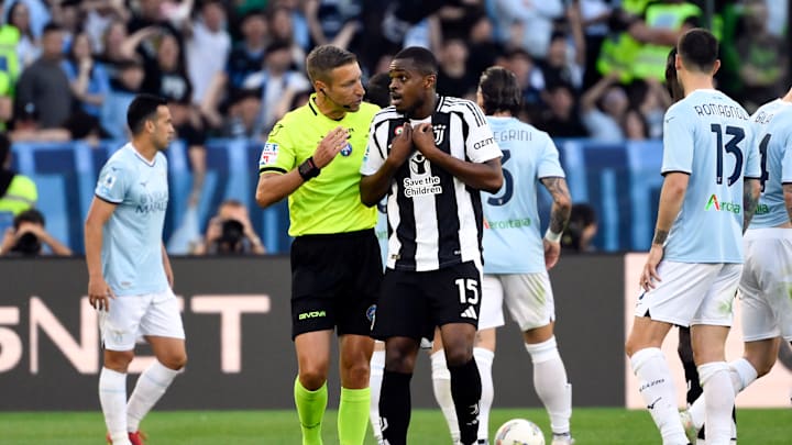 Pierre Kalulu of Juventus FC talks with referee Davide Massa...