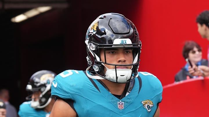 Sep 28, 2025; Santa Clara, California, USA; Jacksonville Jaguars tight end Brenton Strange (85) before the game against the San Francisco 49ers at Levi's Stadium. Sep 28, 2025; Santa Clara, California, USA; Jacksonville Jaguars tight end Brenton Strange (85) before the game against the San Francisco 49ers at Levi's Stadium.