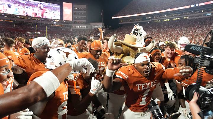 Texas Longhorns defensive end Colin Simmons (1) celebrates with teammates after defeating the Ohio State Buckeyes. Mandatory Credit: Scott Wachter-Imagn Images Texas Longhorns defensive end Colin Simmons (1) celebrates with teammates after defeating the Ohio State Buckeyes. Mandatory Credit: Scott Wachter-Imagn Images