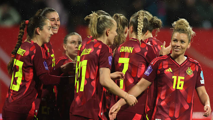 Linda Dallmann, Lea Schüller und die DFB-Frauen bejubeln das 2:1