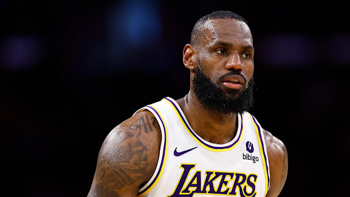 LeBron James tiene la opción de una campaña más con los Lakers