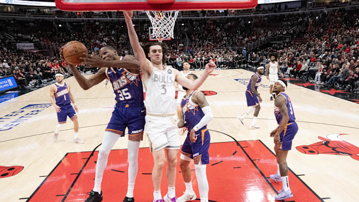 Chicago Bulls guard Josh Giddey (3) defends Phoenix Suns forward Kevin Durant (35) during the first half at United Center. Mandatory Credit: David Banks-Imagn Images