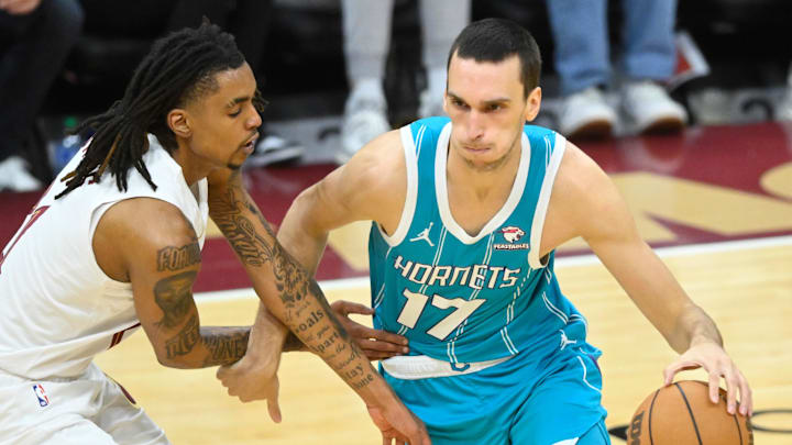 Apr 14, 2024; Cleveland, Ohio, USA; Cleveland Cavaliers forward Emoni Bates (21) defends Charlotte Hornets forward Aleksej Pokusevski (17) in the third quarter at Rocket Mortgage FieldHouse. Mandatory Credit: David Richard-Imagn Images