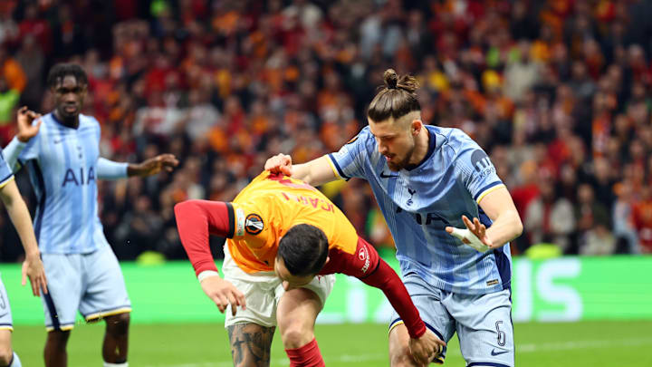 Radu Dragusin attempting to stop Mauro Icardi