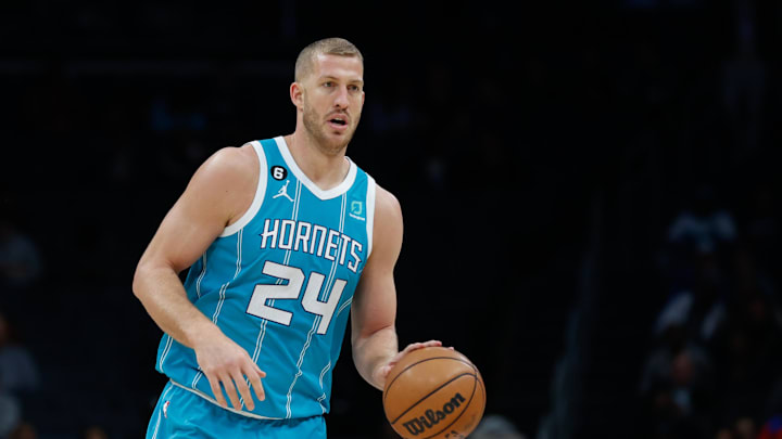 Dec 5, 2022; Charlotte, North Carolina, USA; Charlotte Hornets center Mason Plumlee (24) runs the offense against the Los Angeles Clippers in the first half at Spectrum Center. The Los Angeles Clippers won 119-117. Mandatory Credit: Nell Redmond-Imagn Images Dec 5, 2022; Charlotte, North Carolina, USA; Charlotte Hornets center Mason Plumlee (24) runs the offense against the Los Angeles Clippers in the first half at Spectrum Center. The Los Angeles Clippers won 119-117. Mandatory Credit: Nell Redmond-Imagn Images