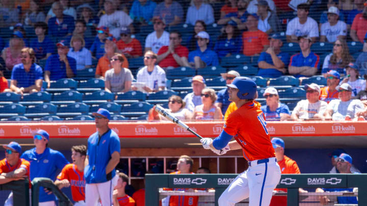 Florida Gators star Jac Caglianone hits a home run.