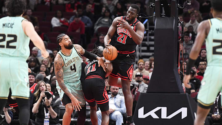 Dec 13, 2024; Chicago, Illinois, USA; Charlotte Hornets center Nick Richards (4) and Chicago Bulls center Adama Sanogo (21) chase a rebound during the first half at the United Center. Mandatory Credit: Matt Marton-Imagn Images Dec 13, 2024; Chicago, Illinois, USA; Charlotte Hornets center Nick Richards (4) and Chicago Bulls center Adama Sanogo (21) chase a rebound during the first half at the United Center. Mandatory Credit: Matt Marton-Imagn Images