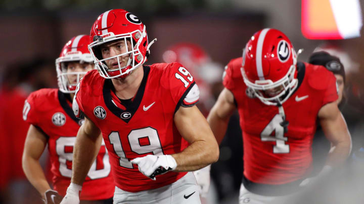 Georgia tight end Brock Bowers (19) warms up before the start of a NCAA college football game