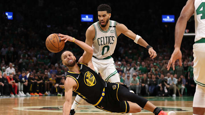 Stephen Curry se lastimó la pierna en el tercer partido
