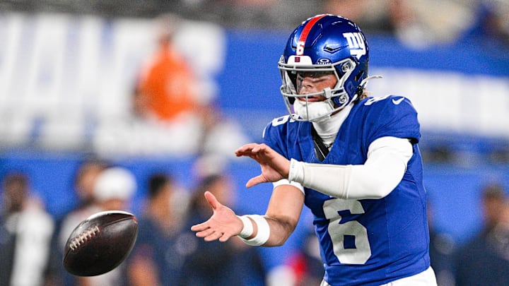 Aug 21, 2025; East Rutherford, New Jersey, USA; New York Giants quarterback Jaxson Dart (6) receives the ball from the snap during the first quarter against the New England Patriots at MetLife Stadium. Mandatory Credit: Mark Smith-Imagn Images