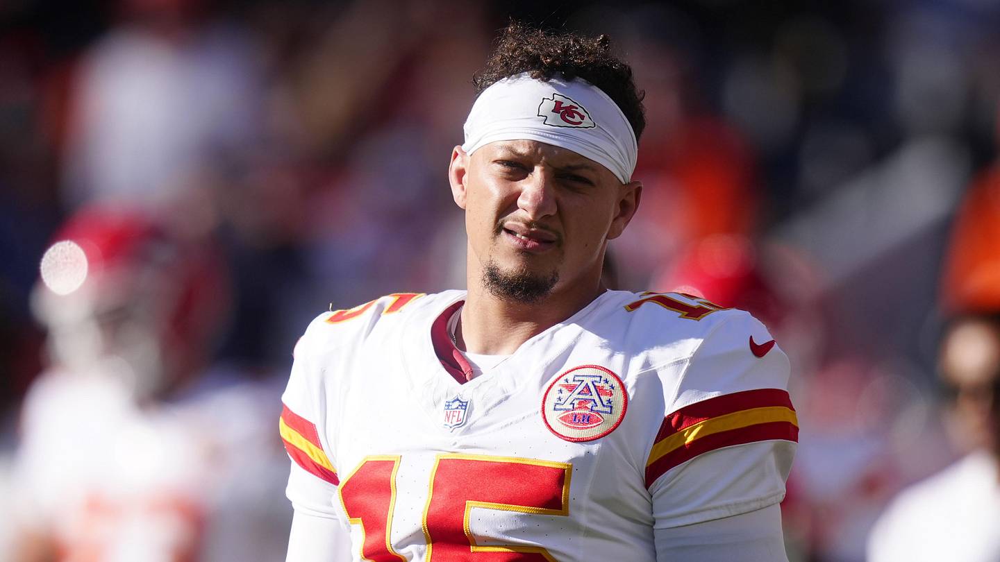 Chiefs Seek Playoff Boost Against Colts in Crucial Clash