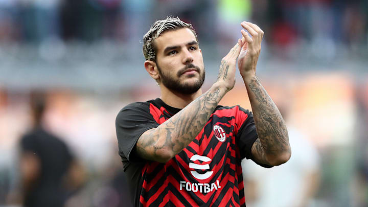 Théo Hernandez et ses coéquipiers de l'AC Milan ont été accueillis par un tifo magnifique