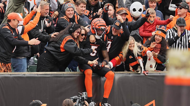 Nov 2, 2025; Cincinnati, Ohio, USA; Cincinnati Bengals wide receiver Tee Higgins (5) celebrates with fans after scoring a touchdown against the Chicago Bears during the second quarter at Paycor Stadium. Mandatory Credit: Joseph Maiorana-Imagn Images Nov 2, 2025; Cincinnati, Ohio, USA; Cincinnati Bengals wide receiver Tee Higgins (5) celebrates with fans after scoring a touchdown against the Chicago Bears during the second quarter at Paycor Stadium. Mandatory Credit: Joseph Maiorana-Imagn Images