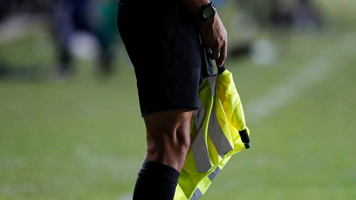 Les arbitres de lignes ont utilisé des gilets jaunes en guise de drapeaux. Les arbitres de lignes ont utilisé des gilets jaunes en guise de drapeaux.