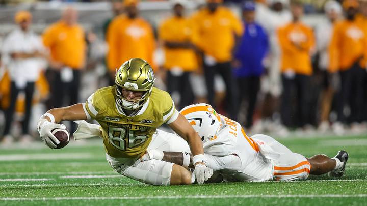 Sep 12, 2026; Atlanta, Georgia, USA; Georgia Tech Yellow Jackets tight end Kevin Roche Jr. (86) runs after a catch against the Tennessee Volunteers in the second quarter at Bobby Dodd Stadium at Hyundai Field. Mandatory Credit: Brett Davis-Imagn Images
