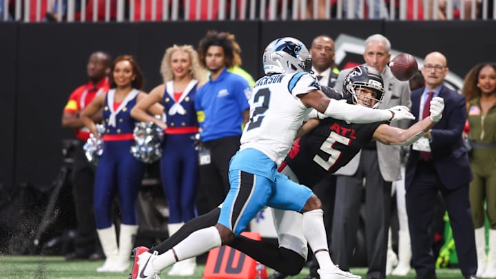 The last play before Falcons wide receiver Drake London left with an injury.