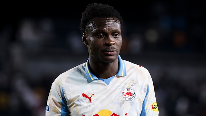 Samson Baidoo est un défenseur central expérimenté.