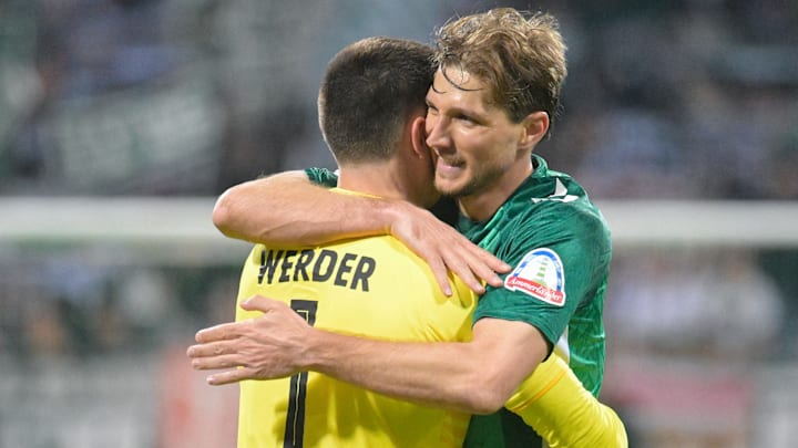 Bleibt Werder Bremen länger erhalten: Niklas Stark (r)