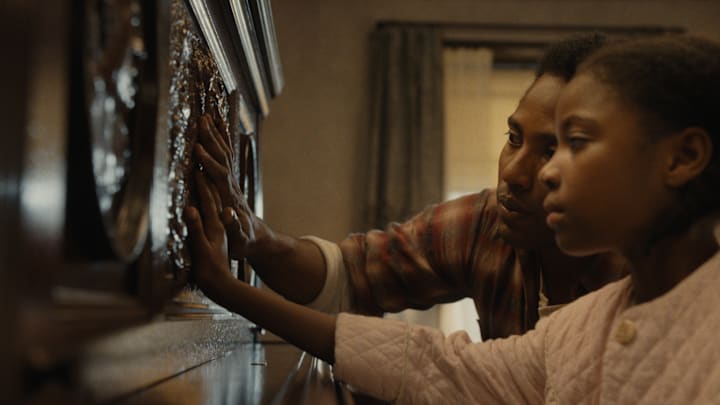 The Piano Lesson. (L-R) John David Washington as Boy Willie and Skylar Smith as Maretha in The Piano Lesson. 