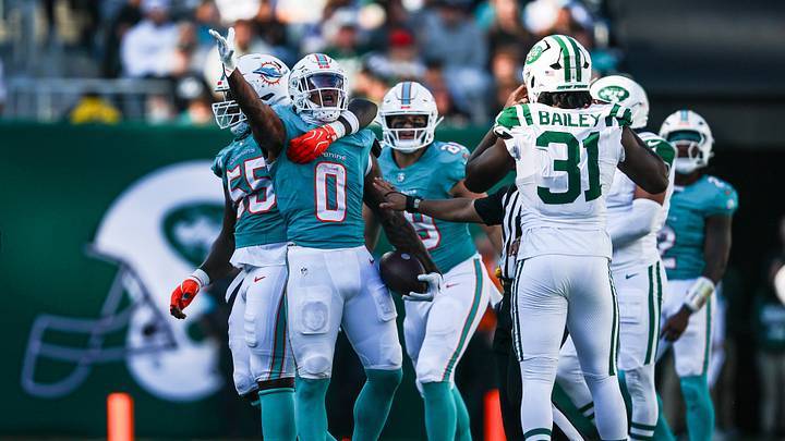 Miami Dolphins running back Ollie Gordon II (0) reacts in front of New York Jets defensive end David Bailey (31) during the second half at MetLife Stadium.