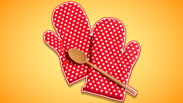 It‘s best to have dry oven mitts before taking anything out of the oven.