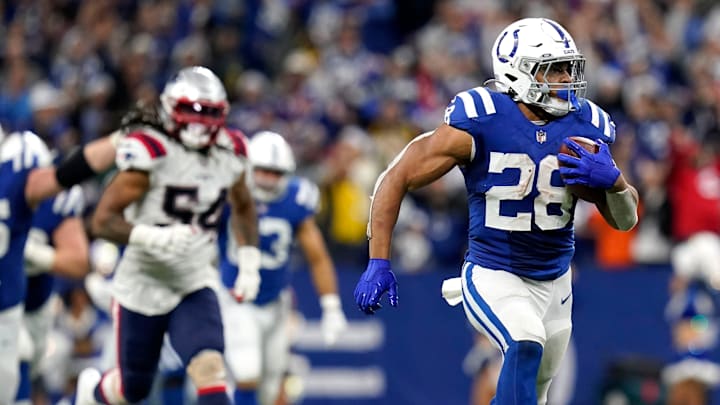Indianapolis Colts running back Jonathan Taylor (28) breaks away for a 67-yard touchdown Saturday,