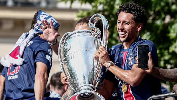 Marquinhos lors de la parade des Parisiens sur les Champs-Elysées