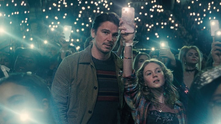 (L-r) JOSH HARTNETT as Cooper and ARIEL DONOGHUE as Riley in Warner Bros. Pictures’ crime drama thriller “TRAP,” a Warner Bros. Pictures release.