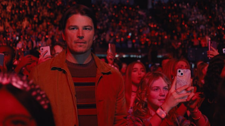 (L-r) JOSH HARTNETT as Cooper and ARIEL DONOGHUE as Riley in Warner Bros. Pictures’ crime drama thriller “TRAP,” a Warner Bros. Pictures release.