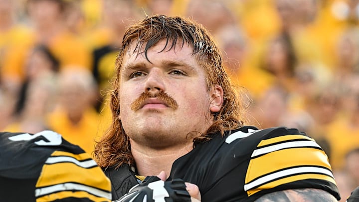 Iowa Hawkeyes offensive lineman Gennings Dunker