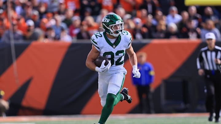 Oct 26, 2025; Cincinnati, Ohio, USA; New York Jets wide receiver Arian Smith (82) runs with the ball during the third quarter against the Cincinnati Bengals at Paycor Stadium. Mandatory Credit: Katie Stratman-Imagn Images