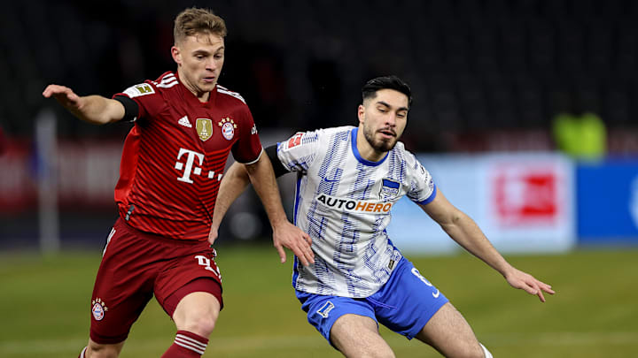 Joshua Kimmich (l.) versucht sich gegen Suat Serdar zu behaupten