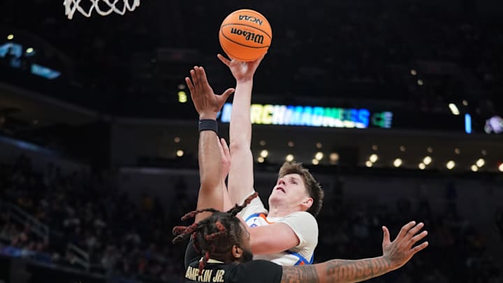 In the first couple games of the season, Alex Condon has been electric for the Gators 