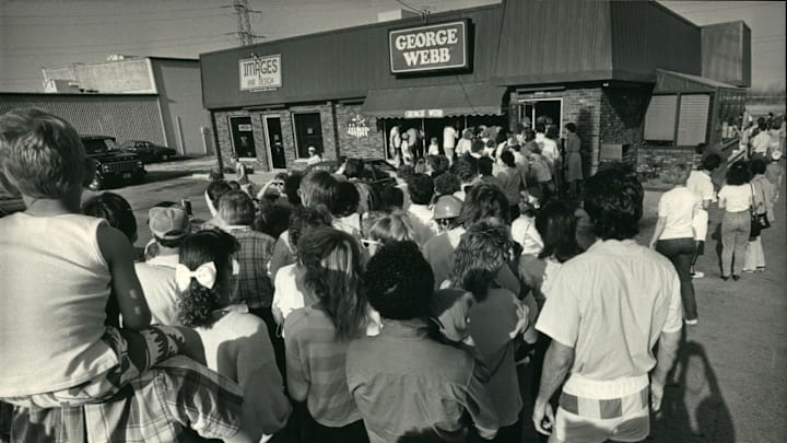 After the Brewers' 12th straight victory, hamburger fans waited for coupons at the George Webb Restaurant at 6900 N 76th St. in April 1987.

1987 Press Photo Brewers Fans Line Up For Free Hamburger At George Webb