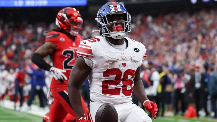 Oct 25, 2026; Houston, Texas, USA; New York Giants running back Devin Singletary (26) breaks the tackle of Houston Texans defensive end Danielle Hunter (55) and scores the game winning touchdown in overtime at Reliant Stadium. Oct 25, 2026; Houston, Texas, USA; New York Giants running back Devin Singletary (26) breaks the tackle of Houston Texans defensive end Danielle Hunter (55) and scores the game winning touchdown in overtime at Reliant Stadium.