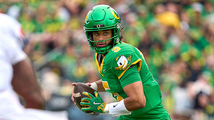 Oregon quarterback Dante Moore