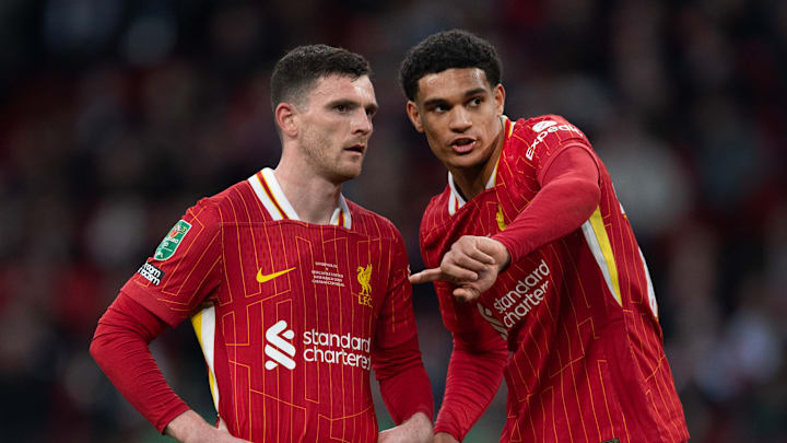 Jarell Quansah (r.) mit Reds-Kollege Andrew Robertson Jarell Quansah (r.) mit Reds-Kollege Andrew Robertson