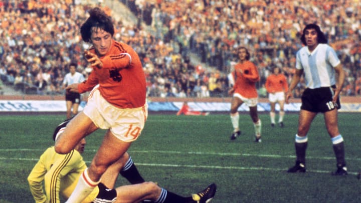 Dutch midfielder Johann Cruyff dribbles