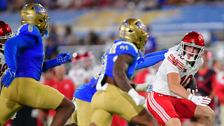 Aug 30, 2025; Pasadena, California, USA; Utah Utes tight end Hunter Andrews (10) runs the ball against the UCLA Bruins during the second half at Rose Bowl. Mandatory Credit: Gary A. Vasquez-Imagn Images Aug 30, 2025; Pasadena, California, USA; Utah Utes tight end Hunter Andrews (10) runs the ball against the UCLA Bruins during the second half at Rose Bowl. Mandatory Credit: Gary A. Vasquez-Imagn Images