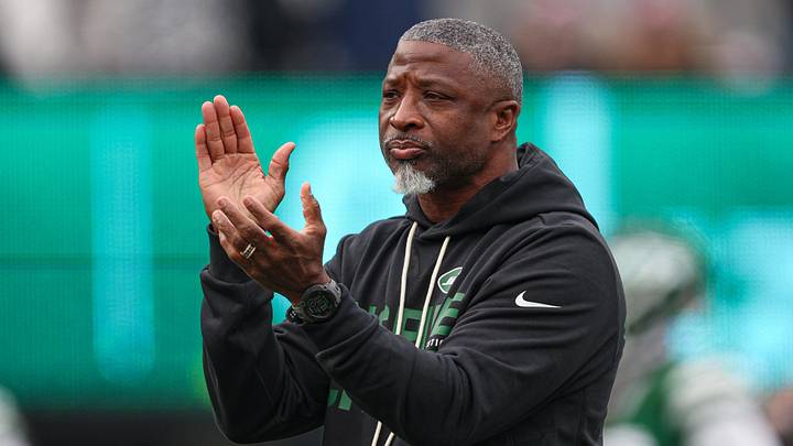 Dec 28, 2025; East Rutherford, New Jersey, USA; New York Jets head coach Aaron Glenn on the field before the game against the New England Patriots at MetLife Stadium. Mandatory Credit: Vincent Carchietta-Imagn Images Dec 28, 2025; East Rutherford, New Jersey, USA; New York Jets head coach Aaron Glenn on the field before the game against the New England Patriots at MetLife Stadium. Mandatory Credit: Vincent Carchietta-Imagn Images