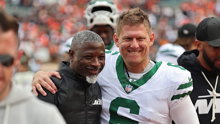 Oct 26, 2025; Cincinnati, Ohio, USA; New York Jets head coach Aaron Glenn and place kicker Nick Folk (6) celebrates the win against the Cincinnati Bengals at Paycor Stadium. Mandatory Credit: Joseph Maiorana-Imagn Images
