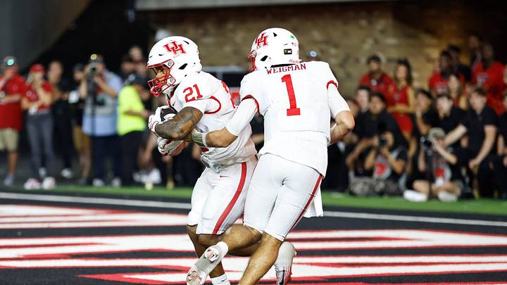 Houston Cougars QB Conner Weigman hands the ball to RB Makhi Hughes in the first half against Texas Tech at Galaxy Stadium. Mandatory Credit: Michael C. Johnson-Imagn Images Houston Cougars QB Conner Weigman hands the ball to RB Makhi Hughes in the first half against Texas Tech at Galaxy Stadium. Mandatory Credit: Michael C. Johnson-Imagn Images