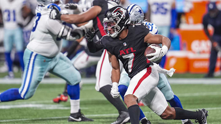 Nov 3, 2024; Atlanta, Georgia, USA; Atlanta Falcons running back Bijan Robinson (7) runs against the Dallas Cowboys during the second half at Mercedes-Benz Stadium. Mandatory Credit: Dale Zanine-Imagn Images