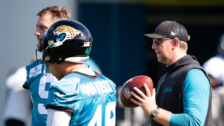 Jacksonville Jaguars head coach Liam Coen talks with teammates Jacksonville Jaguars punter Logan Cooke (9) and Jacksonville Jaguars long snapper Ross Matiscik (46) during the Jacksonville Jaguars’ third mandatory minicamp Thursday June 12, 2025 at the Miller Electric Center in Jacksonville, Fla-