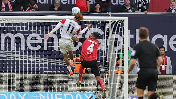 Hugo Ekitike im Zweikampf mit Jonathan Tah